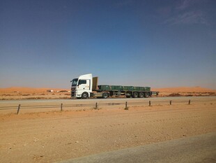 沙漠公路上的重型运输卡车