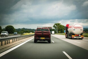 高速公路上行驶的多辆车