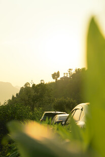 夕阳下的山林与停放车辆