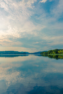 宁静湖畔的美丽天空倒影
