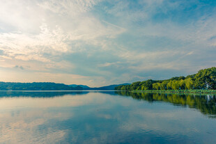 宁静湖畔风光
