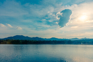 宁静湖景与远山蓝天白云
