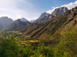 山间绿野 壮丽山脉景观