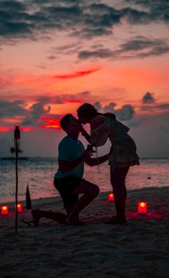夕阳下浪漫求婚瞬间