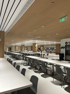 现代宽敞的办公自习空间