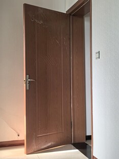 敞开的棕色木门