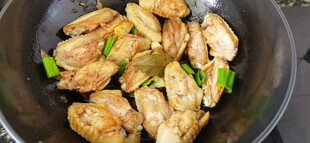 锅中煎制的美味鸡翅