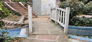 庭院中的白色围栏小径