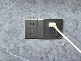 插头插入墙面插座画面