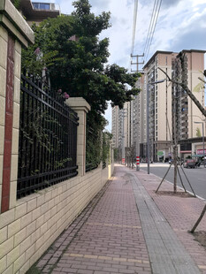 城市中的砖石步道与围栏