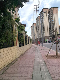 城市中安静的砖砌人行道