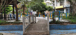 小区内休闲石桥景观