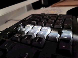 一缕阳光下的机械键盘特写