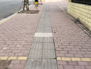 城市人行道上的砖石路面