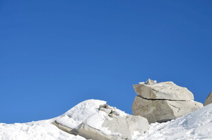 雪覆山石 蓝天背景下的景致