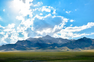 蓝天白云下的壮美山脉