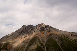 巍峨山峰云雾缭绕