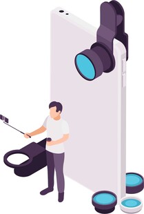 男子手持自拍杆为手机拍照