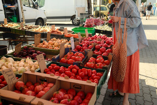 市场中选购蔬果的女士