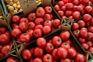 新鲜番茄堆放在木盒中