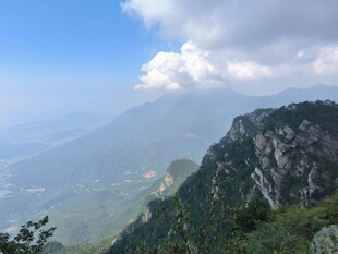 高山云海壮丽自然景观