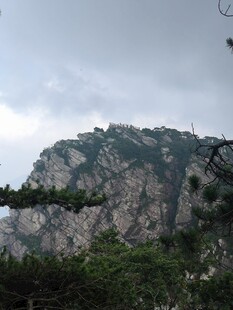 巍峨山峰与葱郁植被