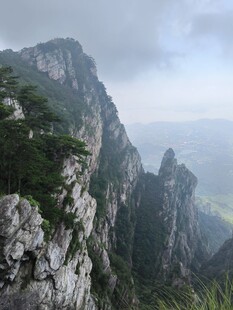 巍峨险峻的壮丽山景