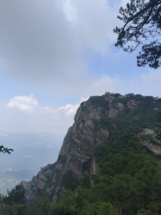 巍峨山峦与葱郁植被景观