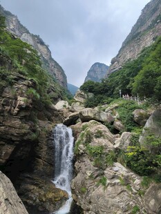 山间瀑布美景