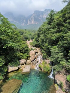 山间碧溪瀑布 绿意盎然