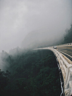 云雾中蜿蜒的山间公路