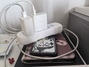 杂乱桌面的电子设备堆叠