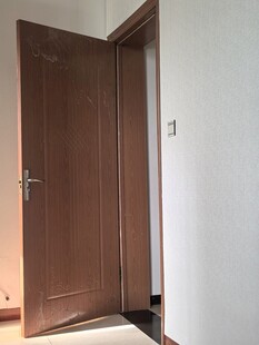 敞开的棕色木门