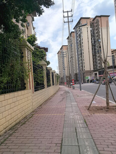 城市中安静的砖砌人行道