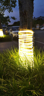 树下草地中的发光串灯