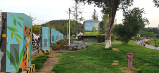 户外电车充电桩彩色涂鸦景观