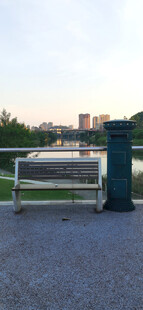 户外河畔长椅与远处城市景观