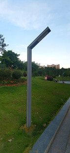 户外草地旁的金属灯杆