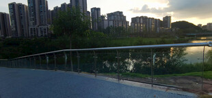 湖畔城市黄昏美景