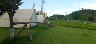 户外风景与白色帐篷