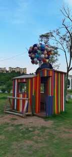 彩色小屋旁的气球售卖亭