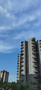 城市奇特阳台外观与蓝天白云景观