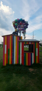 彩色条纹小木屋与彩色气球装饰