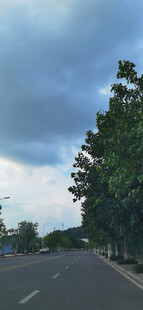 乌云下的宽阔道路