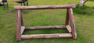 户外草地上的木质框架