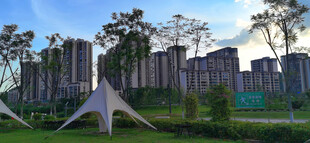 现代建筑旁的户外帐篷景观