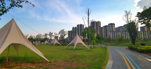 郊外草地的帐篷与城市景观