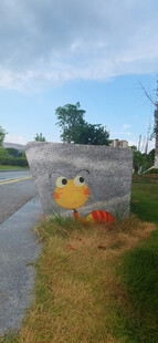 公园里彩绘装饰的石凳