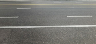 空旷平坦的柏油马路