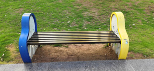 彩色创意造型户外长椅